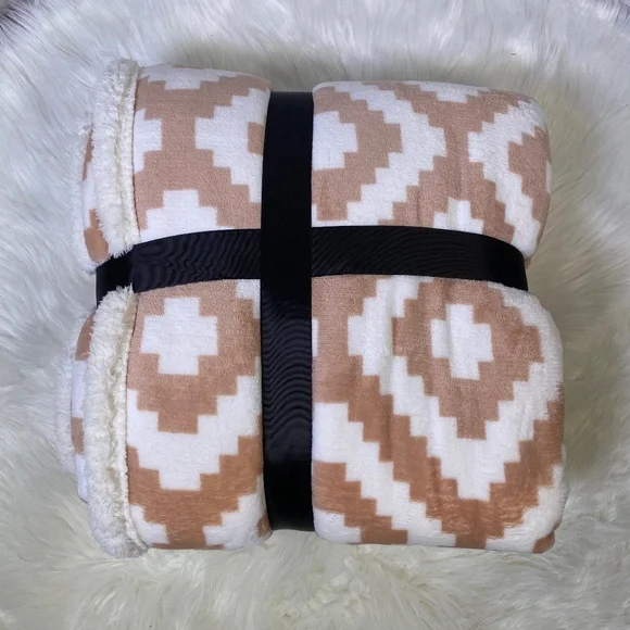 ⭐️FINAL STOCK⭐️Aztec Vibes Micromink Sherpa - Picture 2 of 3